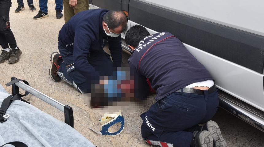 Antalya'da feci &ouml;l&uuml;m! K&uuml;&ccedil;&uuml;k Nevraz okul servisinin altında kaldı