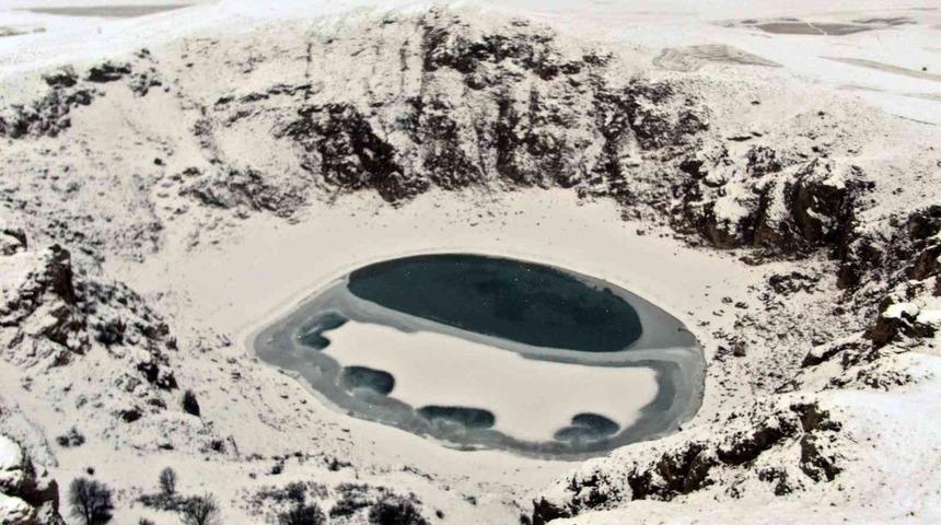 Sivas’ın Zara ilçesindeki göller buz tuttu! Ortaya benzersiz manzaralar çıktı