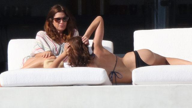 Cindy Crawford'un kızı Kaia Gerber plajda tüm dikkatleri üzerine çekti