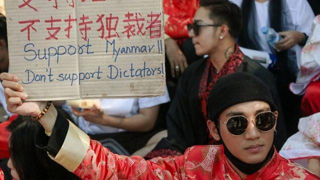 Myanmar ın en &uuml;nl&uuml; akt&ouml;rlerinden Paing Takhon a darbe protestosu nedeniyle &uuml;&ccedil; yıl hapis 1
