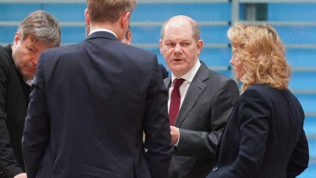 Almanya'nın yeni başbakanı, Sosyal Demokrat siyasetçi Olaf Scholz tüm kesimlerin görüşlerini dinledikten sonra adım atacaklarını kaydediyor