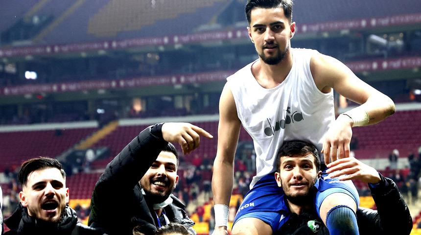 Denizlispor kalecisi Abdulkadir Sünger'i omuzlarda taşıdılar!