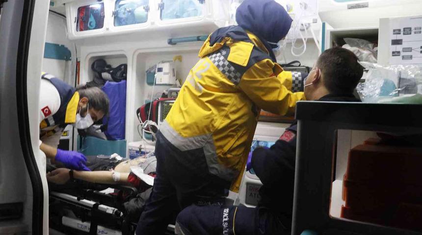 Adana'da kaldırımda beklerken silahlı saldırıya uğrayan genç ağır yaralı