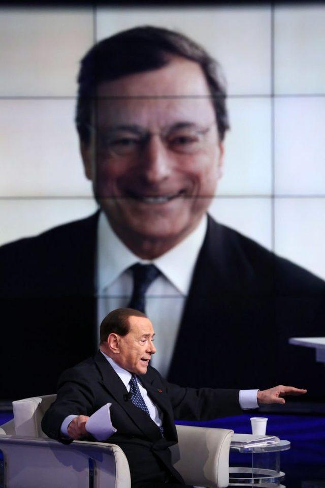 2014 yılında katıldığı bir TV programında Berlusconi'nin arkasındaki ekranda yer alan, o dönem Avrupa Merkez Bankası Başkanı olan Draghi.