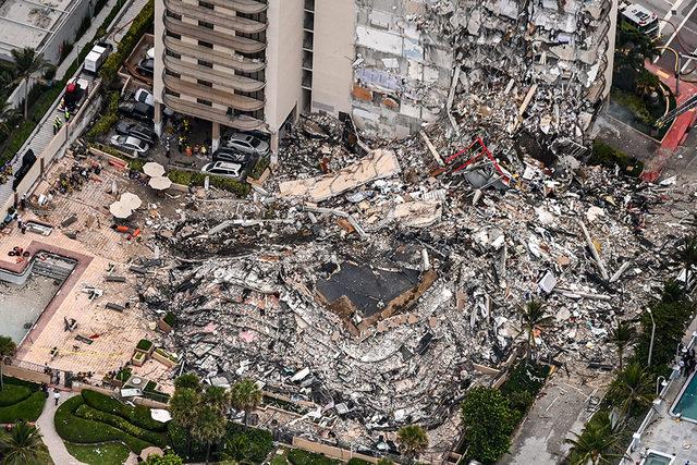 ABD'de 24 Haziran'da Miami yakınlarında 98 kişinin öldüğü 12 katlı bir apartmanın çöktüğü bir alanda arama kurtarma ekipleri çalışıyor. Apartmanın kalan bölümü, güvenlik endişeleri nedeniyle Temmuz ayı başlarında yıkıldı. Çökmenin nedeni halen araştırılıyor.