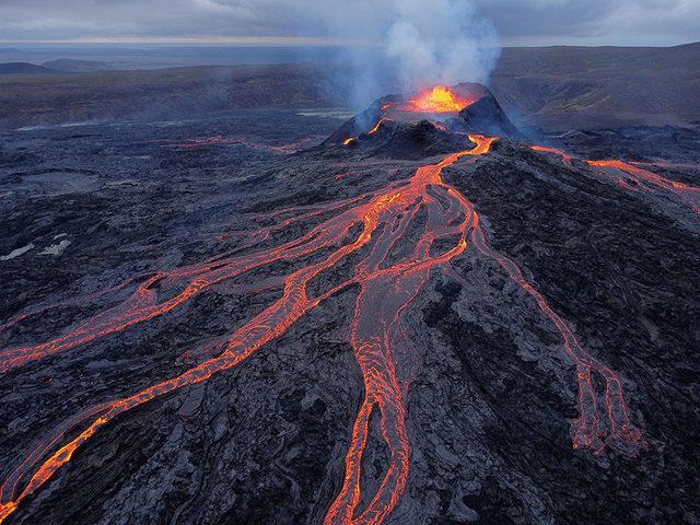 Fargradalsfjall yanardağı, Ağustos ayında İzlanda'nın başkenti Reykjavik yakınlarında lav püskürttü. Volkan 800 yıldan uzun bir süredir ilk kez Mart ayında patlamaya başladı.