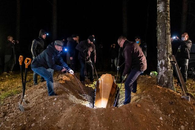 Kasım ayında 19 yaşındaki Suriyeli göçmen Ahmed, Polonya topraklarına girmeye çalışırken Bug Nehri'nde boğularak öldü. Bunun üzerine Belarus sınırı'na yakın Bohoniki köyünde Müslüman Tatar topluluğu tarafından cenaze töreni düzenlendi.