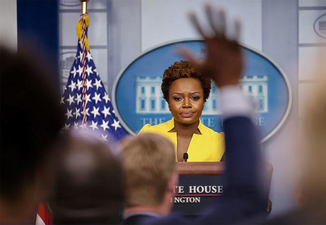 ABD'de Beyaz Saray Sözcü Yardımcısı Karine Jean-Pierre, Mayıs ayında düzenlediği basın toplantısı ile 30 yılın ardından Beyaz Saray'da günlük basın toplantısı düzenleyen ilk siyah kadın oldu. Jean-Pierre, 