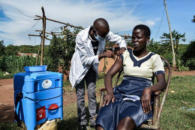 Mayıs ayında Kenya'nın Siaya kentinde sağlık görevlileri kapı kapı dolaşarak halka koronavirüs aşısı yaptı.