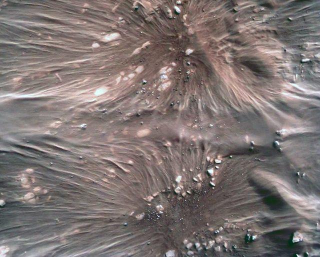 NASA tarafından Mars'a gönderilen uzay aracı Perseverance, gezegenin yüzeyini böyle görüntüledi. Perseverance Mars'ta geçmişten kalan mikrobik yaşam izlerini, gezegenin ikliminin geçmişine dair verileri ve jeolojik yapısını araştıran uzay aracı, pek çok çarpıcı görüntüyü de aktardı.
