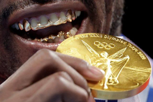 Kübalı Julio Cesar La Cruz, Ağustos ayında Tokyo 2020 Olimpiyatları'nda erkekler ağır sıklet boks müsabakalarını kazandıktan sonra altın madalyasıyla bu fotoğrafı çektirdi.