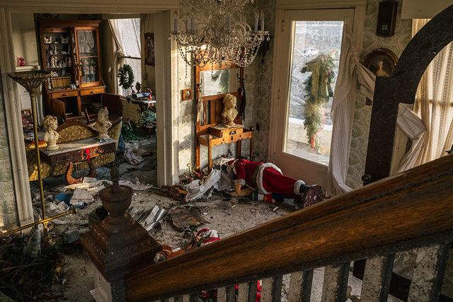 Aralık ayında ABD'nin Kentucky eyaletinde kasırgadan zarar görmüş bir evin içi. Afet nedeniyle 70'ten fazla kişinin hayatını kaybettiği biliniyor.