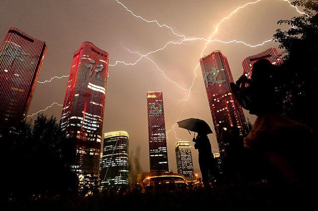 Haziran ayında 100. yıl dönümünü kutlayan Çin Komünist Partisi'nin Pekin'deki etkinlikleri esnasında gökyüzünde beliren şimşek görüntüsü.