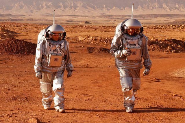 Ekim ayında iki astronot, Mars'a inişle ilgili İsrail'in Negev çölündeki Ramon Krateri'nde yapılan bir tatbikatta.