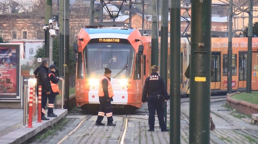 Son Dakika: Fatih'te hareketli anlar! Tramvayın altında sıkıştı