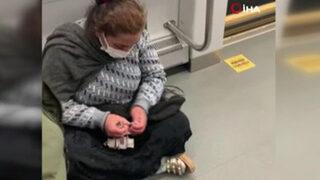 Metrodaki kadın dilenciyi görenler şaşkına döndü! Yolcuların önünde paralarını kesesinden çıkartıp saydı