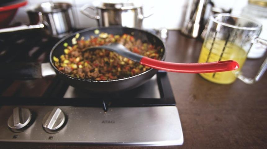 Ocak temizlemeye yemek yapmaktan daha fazla zaman ayıranlar: Bu ipu&ccedil;larıyla ocağınızın kirlenmesini &ouml;nleyebilirsiniz