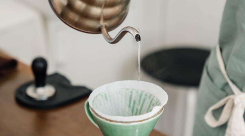 Kahve tiryakileri i&ccedil;in hayat kolaylaştıran ipucu: Kağıt havludan kahve filtresi yapımı