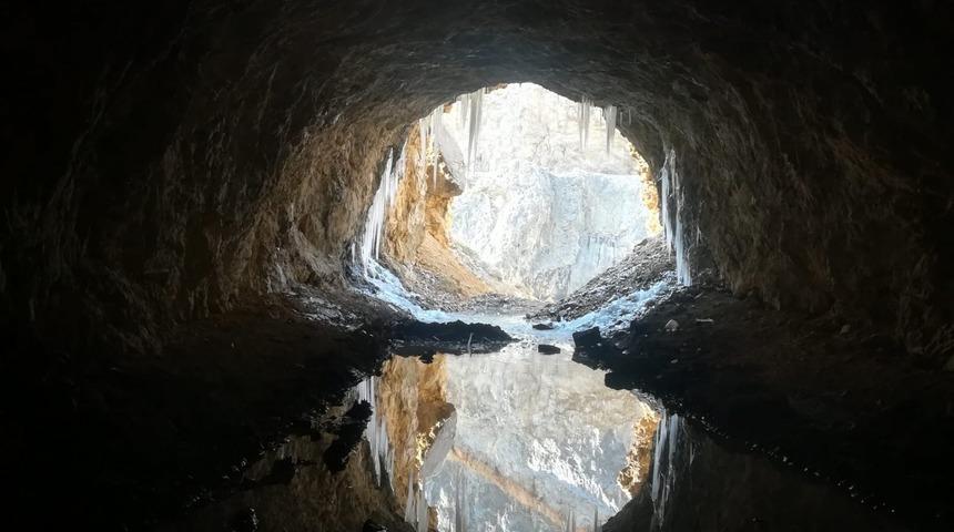 Kemaliye’de ’dünyanın en zorlu yolları’ arasında gösterilen "Taş Yolu" buz tuttu