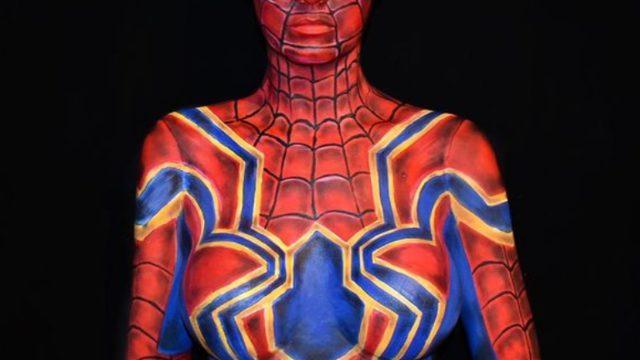 Örümcek Adam’ı yeniden yaşattı! Çırılçıplak soyunup vücudunu baştan aşağıya boyadı