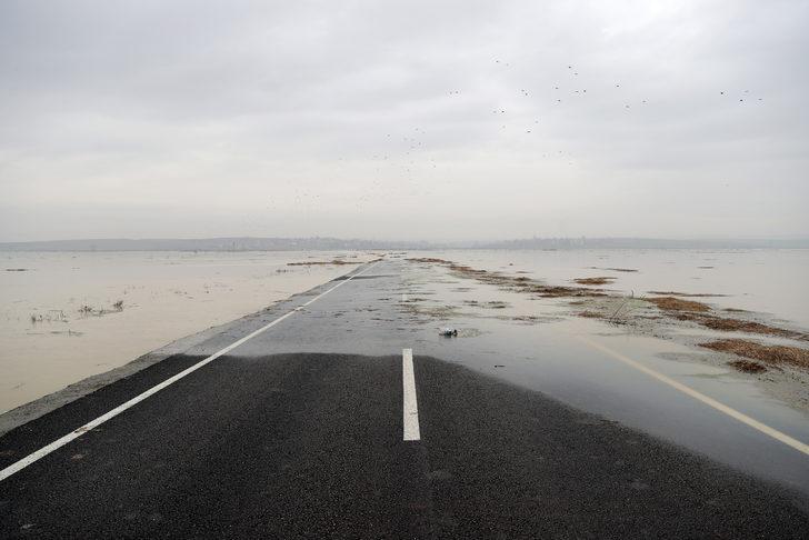 Marmara'nın tahıl ambarı can çekişiyor! Sular altında kaldı, ekipler askeri araç ve kepçelerle müdahale etti G4