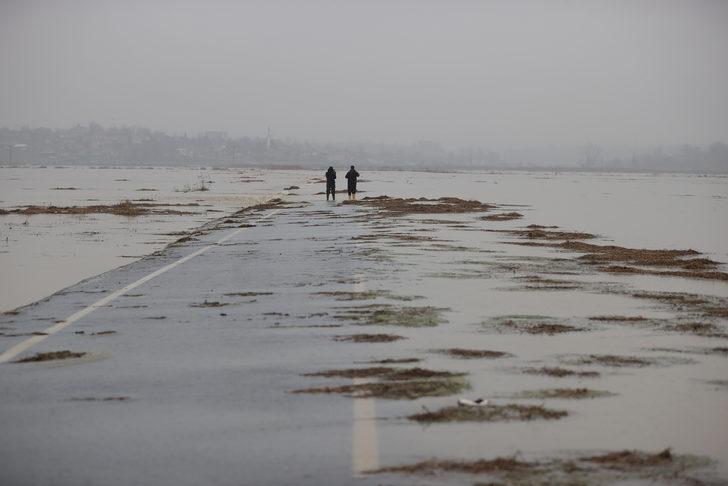 Marmara'nın tahıl ambarı can çekişiyor! Sular altında kaldı, ekipler askeri araç ve kepçelerle müdahale etti G5