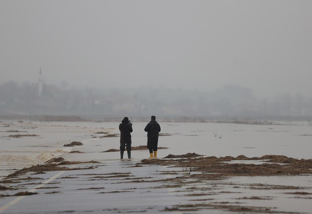 Marmara'nın tahıl ambarı can &ccedil;ekişiyor! Sular altında kaldı, ekipler askeri ara&ccedil; ve kep&ccedil;elerle m&uuml;dahale etti