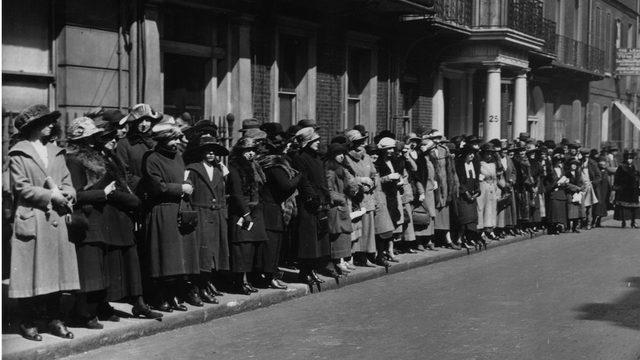 Kraliçenin annesi Elizabeth Bowes-Lyon evlenmek üzere Bruton sokağı 17 numaradan çıkarken sokağa dizilen halk.