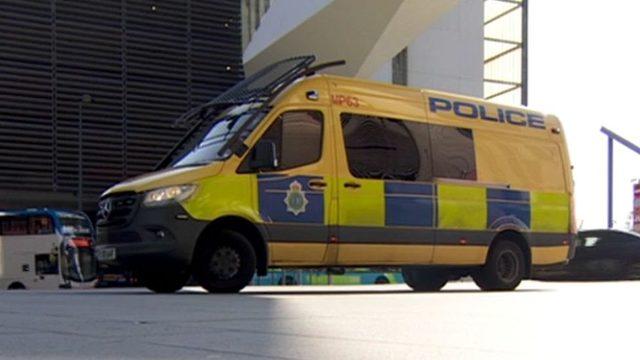 İngiltere de cinayet mahallinde selfieler &ccedil;eken polis işten &ccedil;ıkarıldı 1