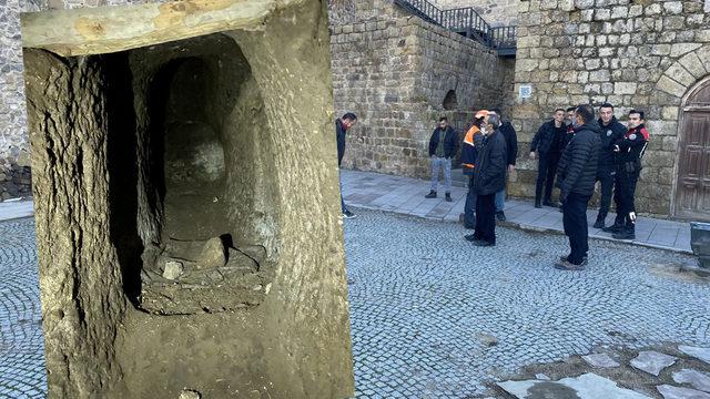 Tarihi Niğde Kalesi'nde gezerken neye uğradığını şaşırdı! Definecilerin kazdığı tünele düştü