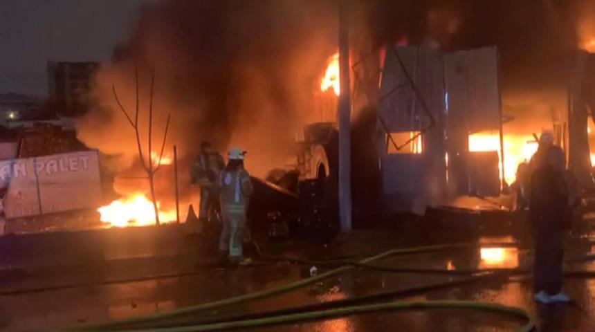 Son dakika: Küçükçekmece'de korkutan yangın