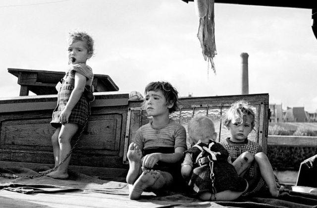 Paris'teki günlük hayatı ölümsüzleştirdi ve çalışmalarının çoğu çocukların hayatlarını içeriyordu. 1953'ten bu görüntü, bir mavnaya zincirlenmiş çocukları gösteriyor.