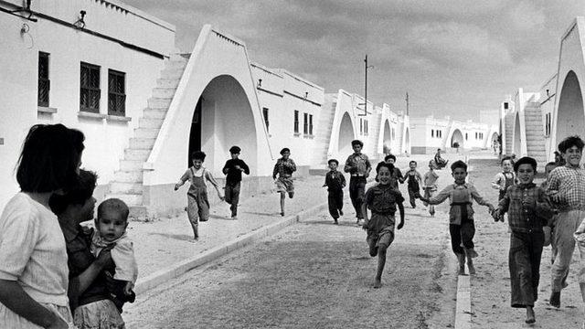 Avrupa, Orta Doğu ve ABD'de geniş çapta seyahat etmeye başladı. Portekiz'e yaptığı bir gezide, modern balıkçı köyü Olhao'da bu fotoğrafı çekti.