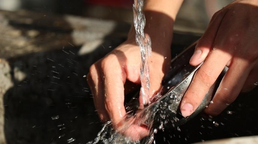 Yağlı bulaşıklardan korkanlar i&ccedil;in: &Ccedil;ok fazla su harcamadan yağlı kızartma bulaşıklarını temizlemenin p&uuml;f noktaları...