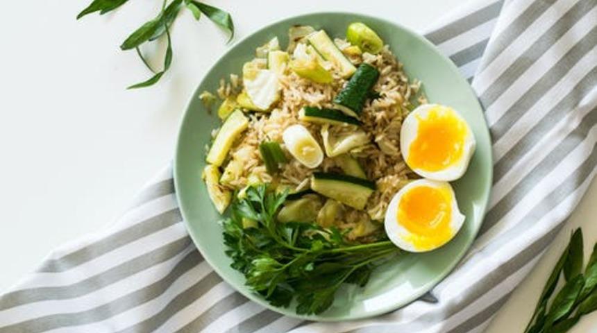 Hem sağlıklı hem tane tane bir tarif: Makinesiz buharda pilav tarifi!