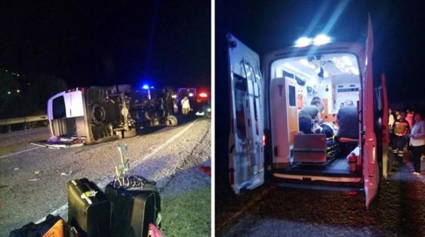 İzmir'de tur minib&uuml;s&uuml; devrildi: 5 yaralı