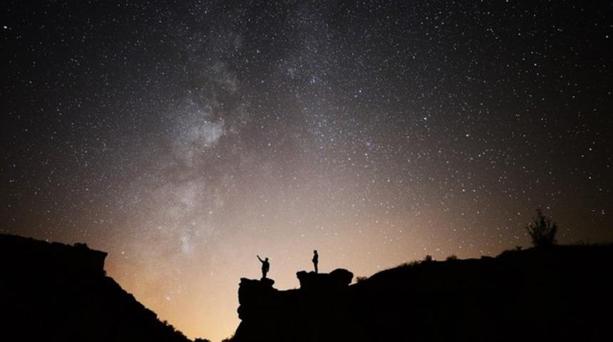 Manisa'da muhteşem g&ouml;r&uuml;nt&uuml;! Fotoğraf bu gece &ccedil;ekildi