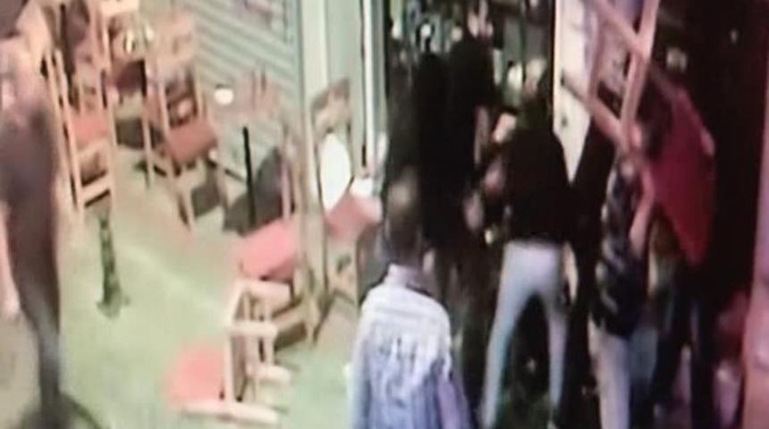 Taciz iddiası Kadık&ouml;y'&uuml; karıştırdı! Satır ve sandalyelerle...