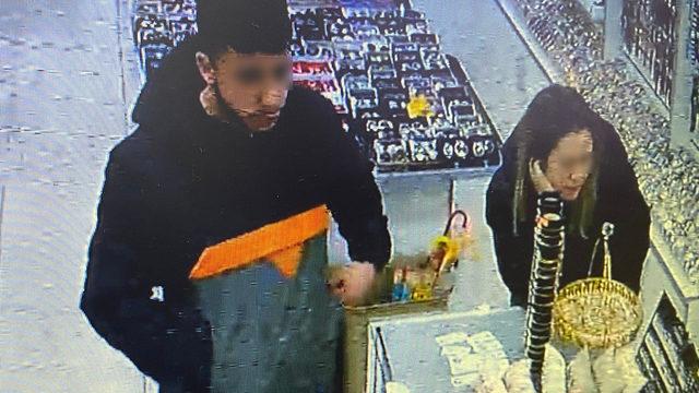 Hırsız sevgililerin kurnaz oyunu! Şans öpücüğü verdikten sonra...