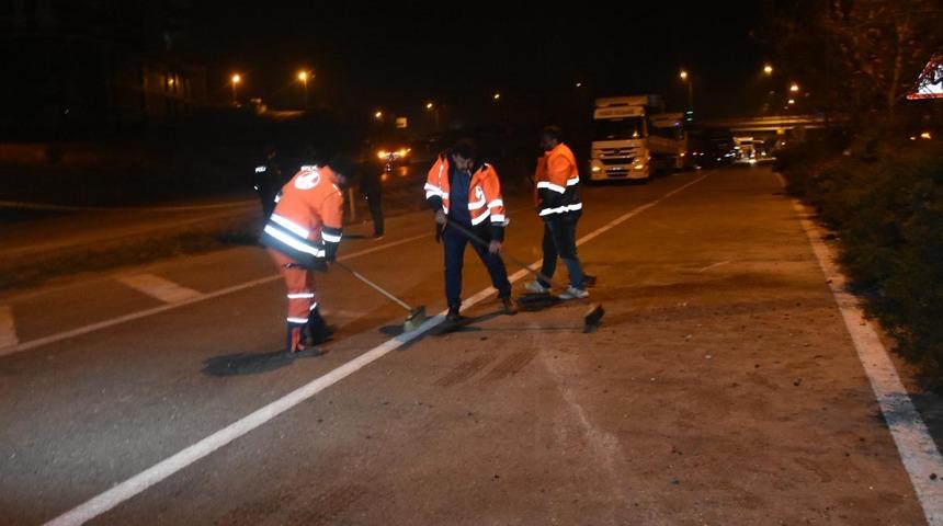 Kaza üstüne kaza! Kırıkkale'de yolu temizleyen işçilere otomobil çarptı: 2 yaralı