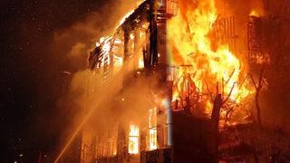 Beyoğlu'nda ahşap binada korkutan yangın! Çok sayıda itfaiye ekibi müdahale etti