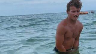 Kız kardeşi suda eriyen mayo hediye ettikten sonra plajın ortasında çıplak kaldı! Sosyal medya bu anları konuşuyor