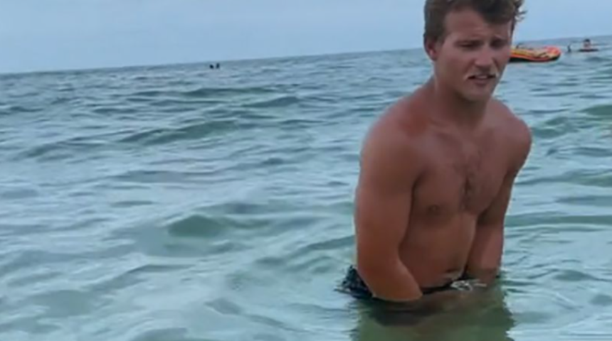 Kız kardeşi suda eriyen mayo hediye ettikten sonra plajın ortasında çıplak kaldı! Sosyal medya bu anları konuşuyor