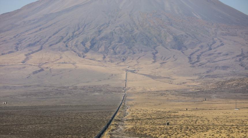 Huduttaki güvenlik duvarı sınırdan kaçak geçişleri engelledi