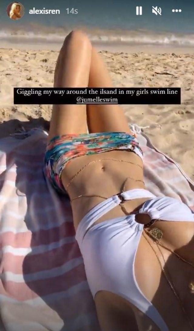 Alexis Ren plajdan sere serpe pozunu paylaştı!