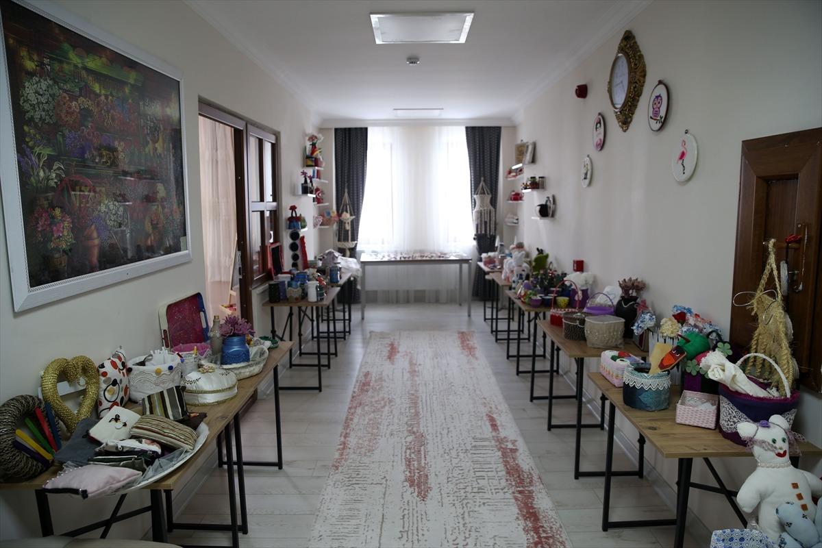 Devletin şefkatiyle b&uuml;y&uuml;yen &ccedil;ocuklar, ihtiya&ccedil; sahiplerine hediyelik eşya &uuml;retiyor