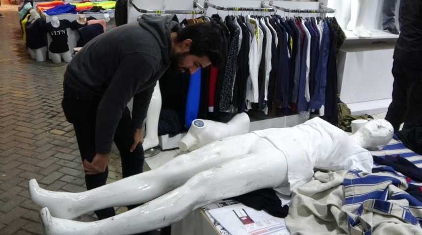 Antalya'da pes dedirten hırsızlık! Tezgahtakilerle yetinmeyip mankeni bile soydular