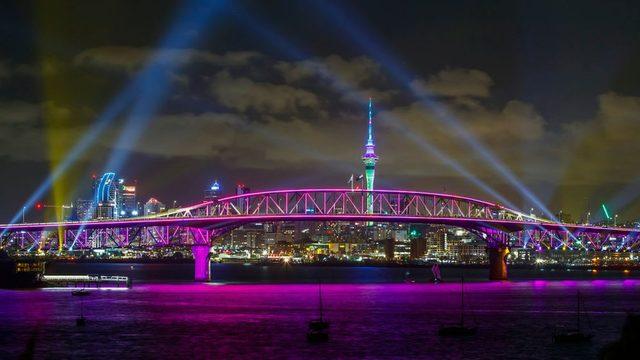 Yeni Zelanda, Auckland'da 2022'nin başlangıcını ışık gösterisi ile kutladı