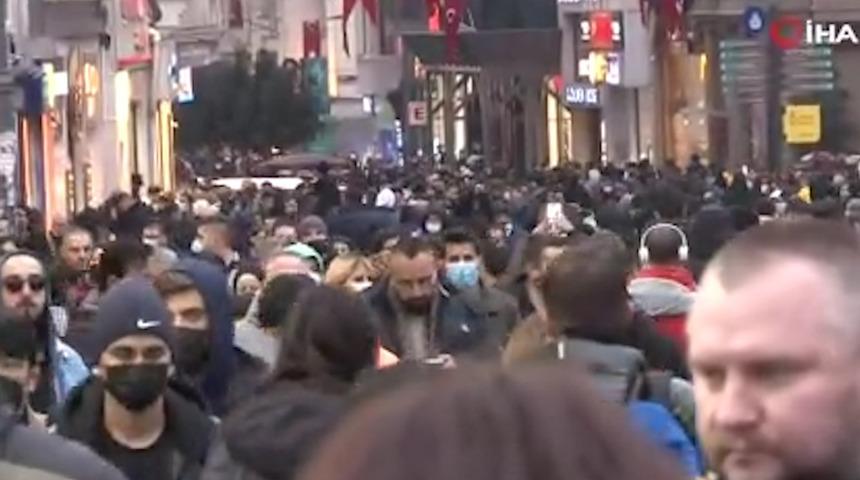 Adım atacak yer kalmadı! İstiklal Caddesi'nde Yılbaşı yoğunluğu