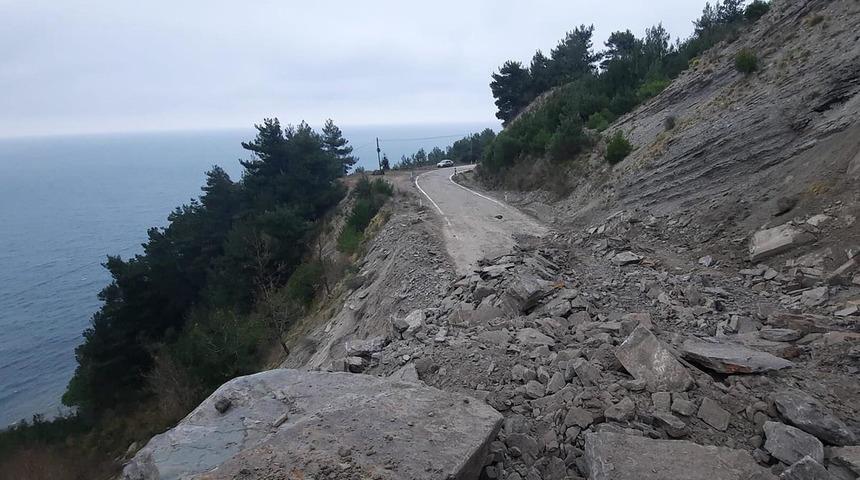 Bir haftada ikinci! Kastamonu'da sahil yolunda heyelan: Yol ulaşıma kapandı